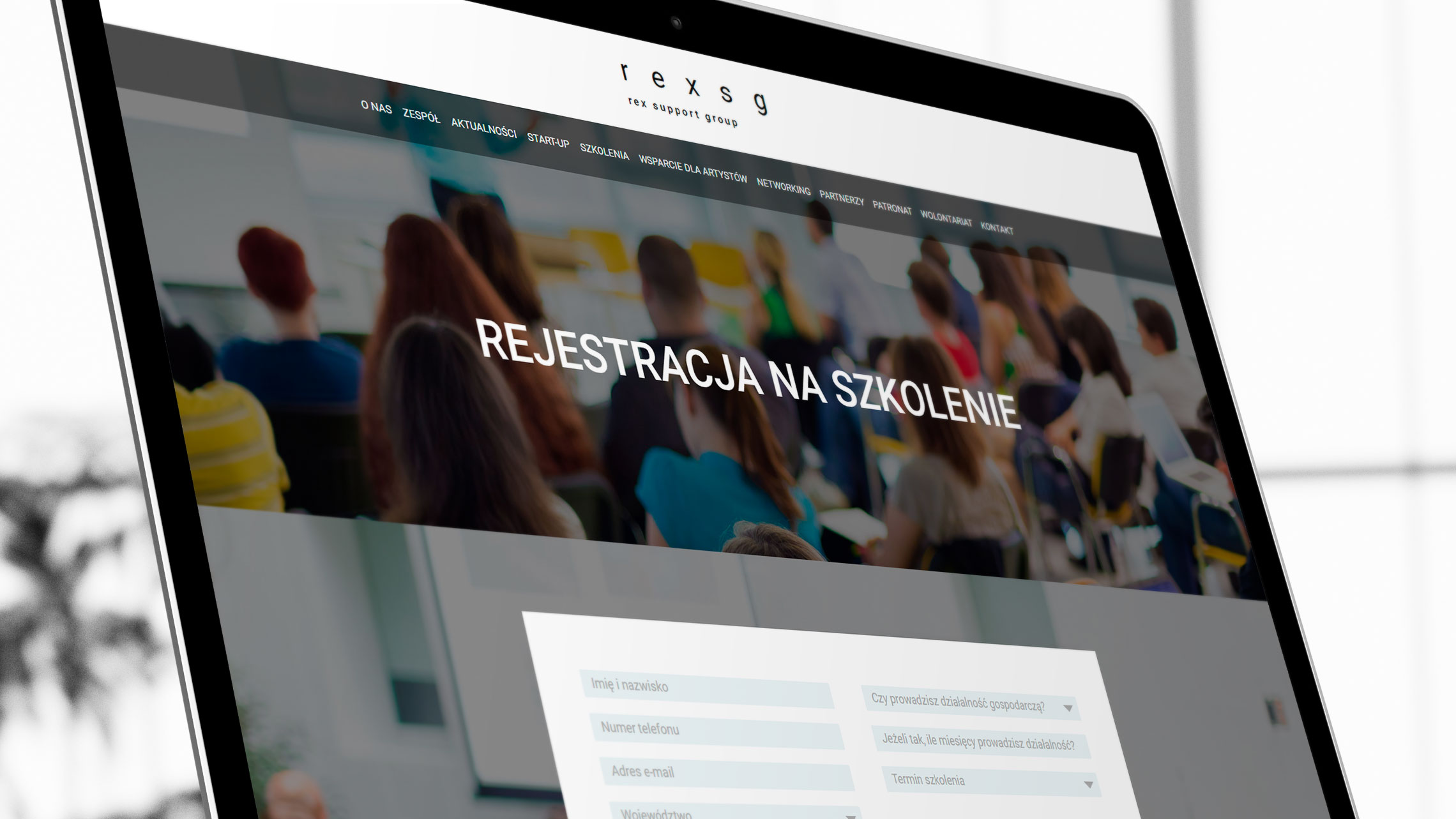 Landing page z&nbsp;zapisem na&nbsp;szkolenia na&nbsp;stronie internetowej fundacji Rex SG